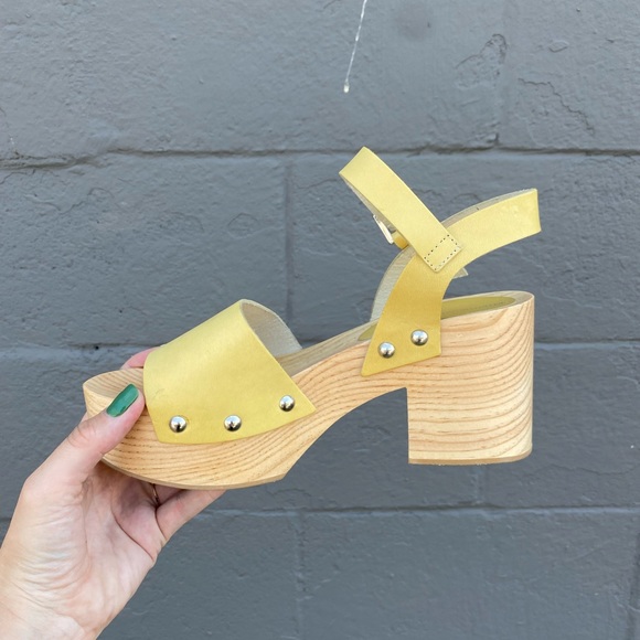 Intentionally Blank Wooden Sandals - Picture 3 of 7